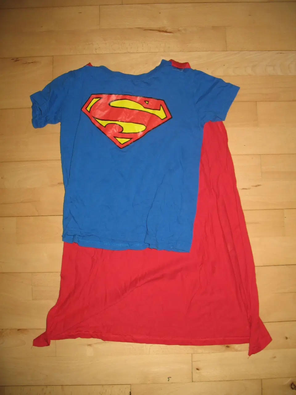 Superman T-shirt med kappe Str. 122-128 | Odense S GulogGratis.dk