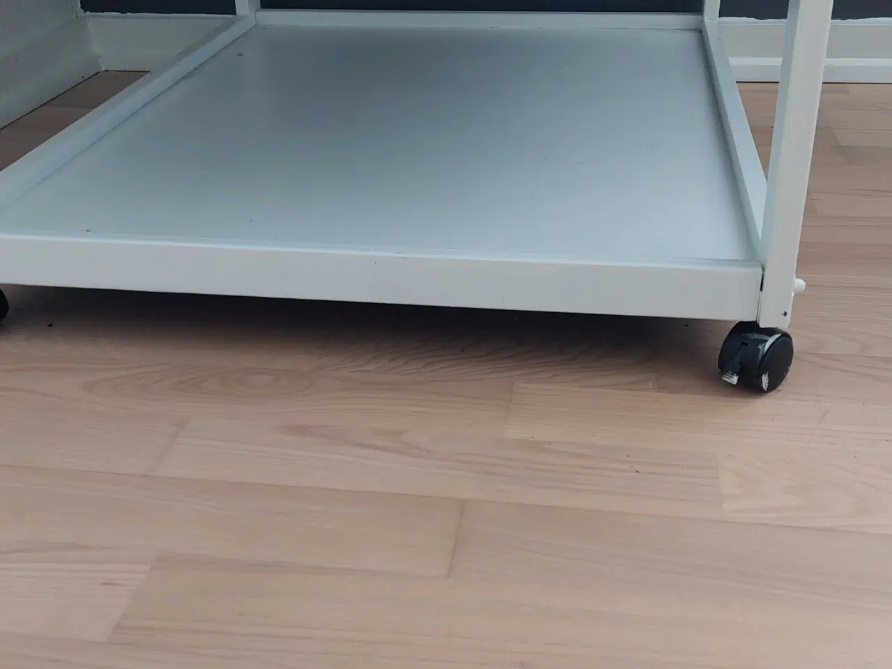 Billede 2 - Puslebord med beholdere