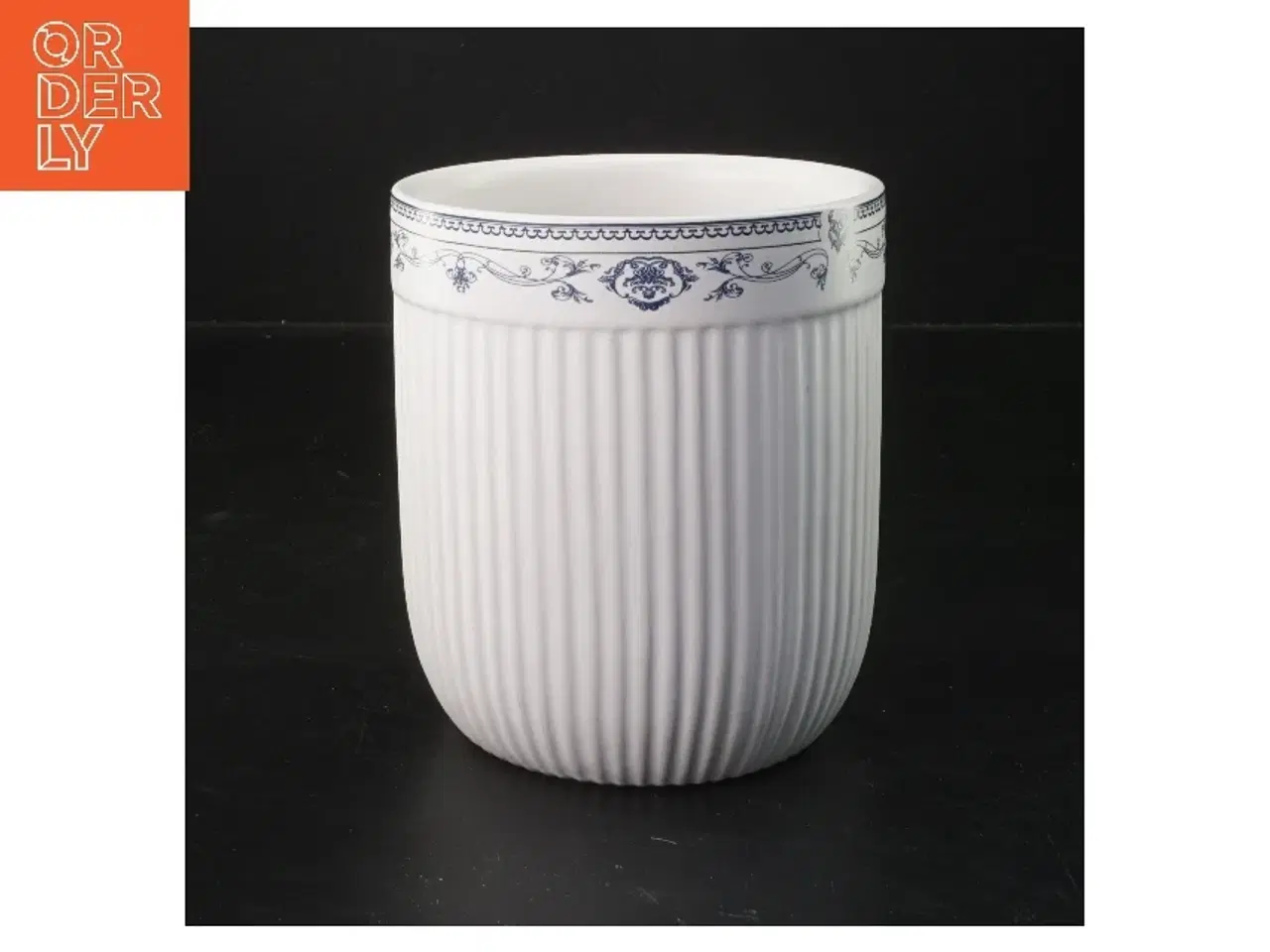 Billede 1 - Hvid vase med blå mønsterdetaljer (str. Ø 12 cm længde 13,5 cm)