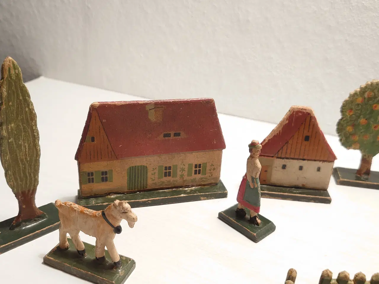 Billede 4 - Erzgebirge:Lille miniature landsby.19 dele.Ca.1920