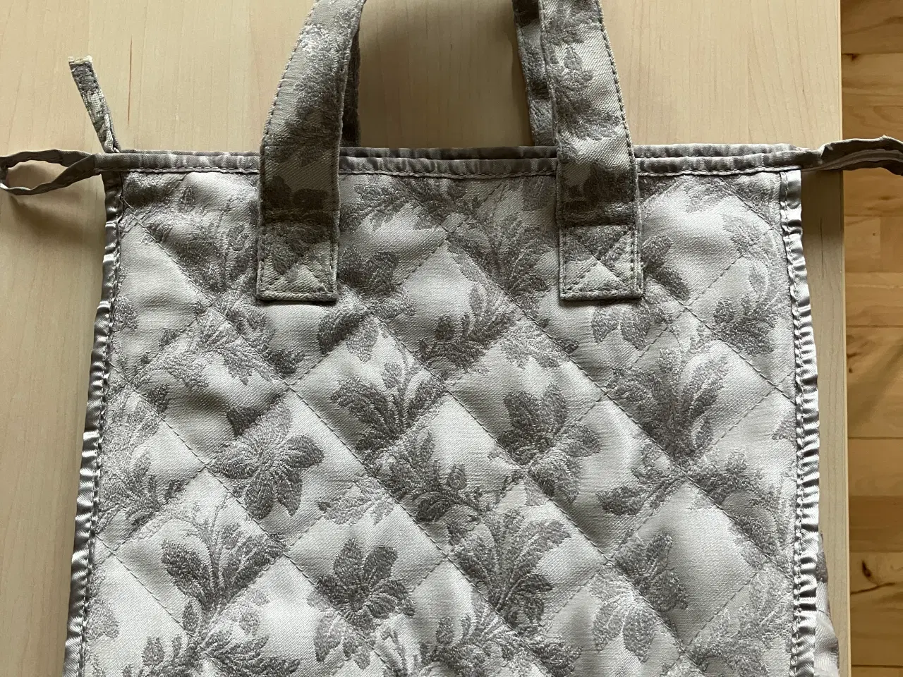 Billede 2 - Toilettaske i fin sølvgrå quilt, lynlås øverst 