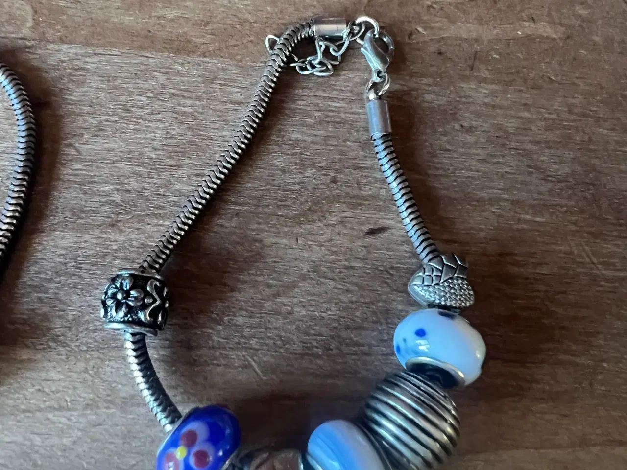 Billede 3 - Smukke armbånd med charms