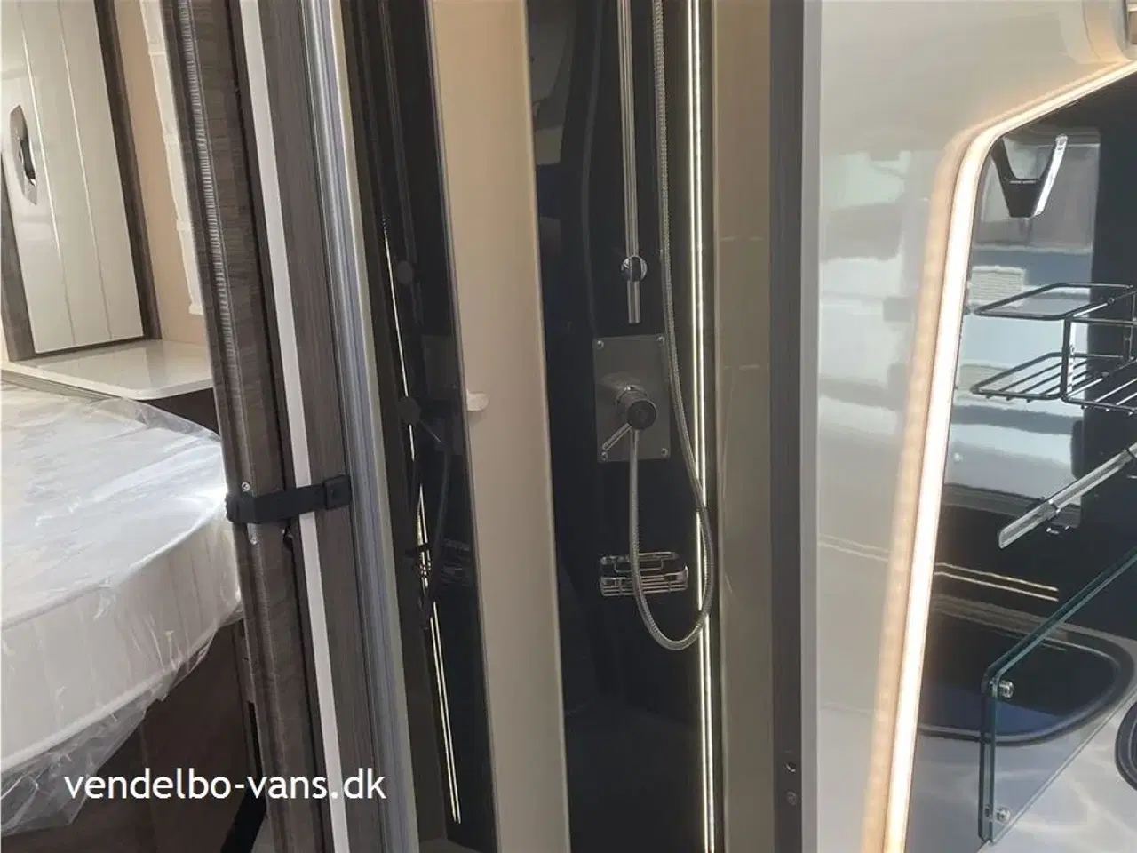 Billede 17 - 2025 - McLouis Mc4   160 cm bred dobbeltseng i midten bagerst som kan hæve/sænke