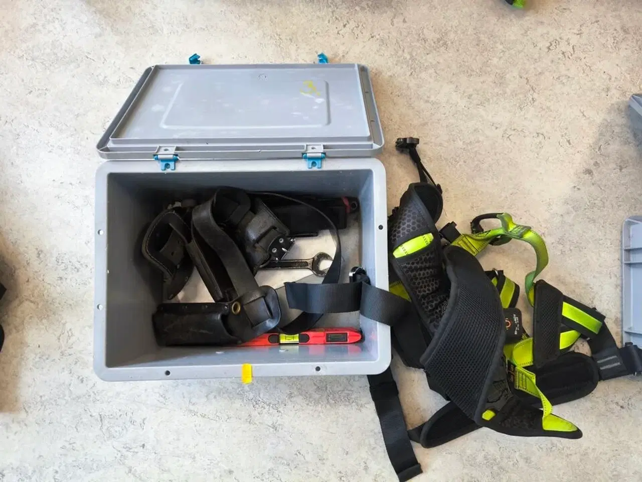 Billede 3 - Kasse m. sikringsgrej samt div.