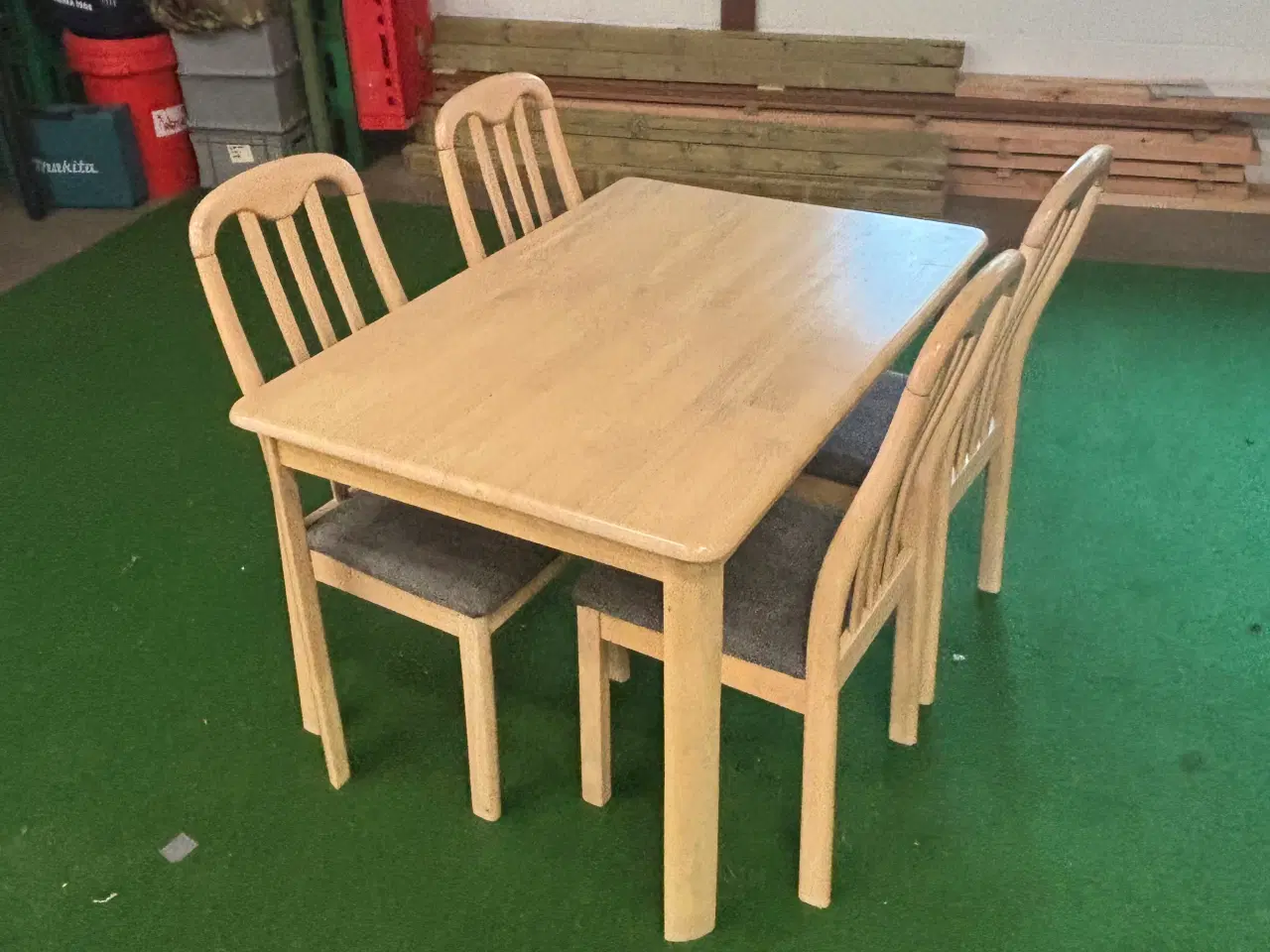 Billede 1 - Spisebord/ køkkenbord med 4 stole