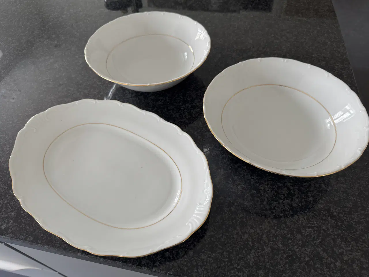 Billede 5 - Spisestel hvid med guldkant til 12 pers. 