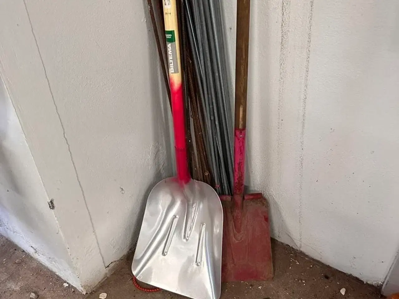 Billede 2 - 2 stk skovle, diverser gevindstænger mv.
