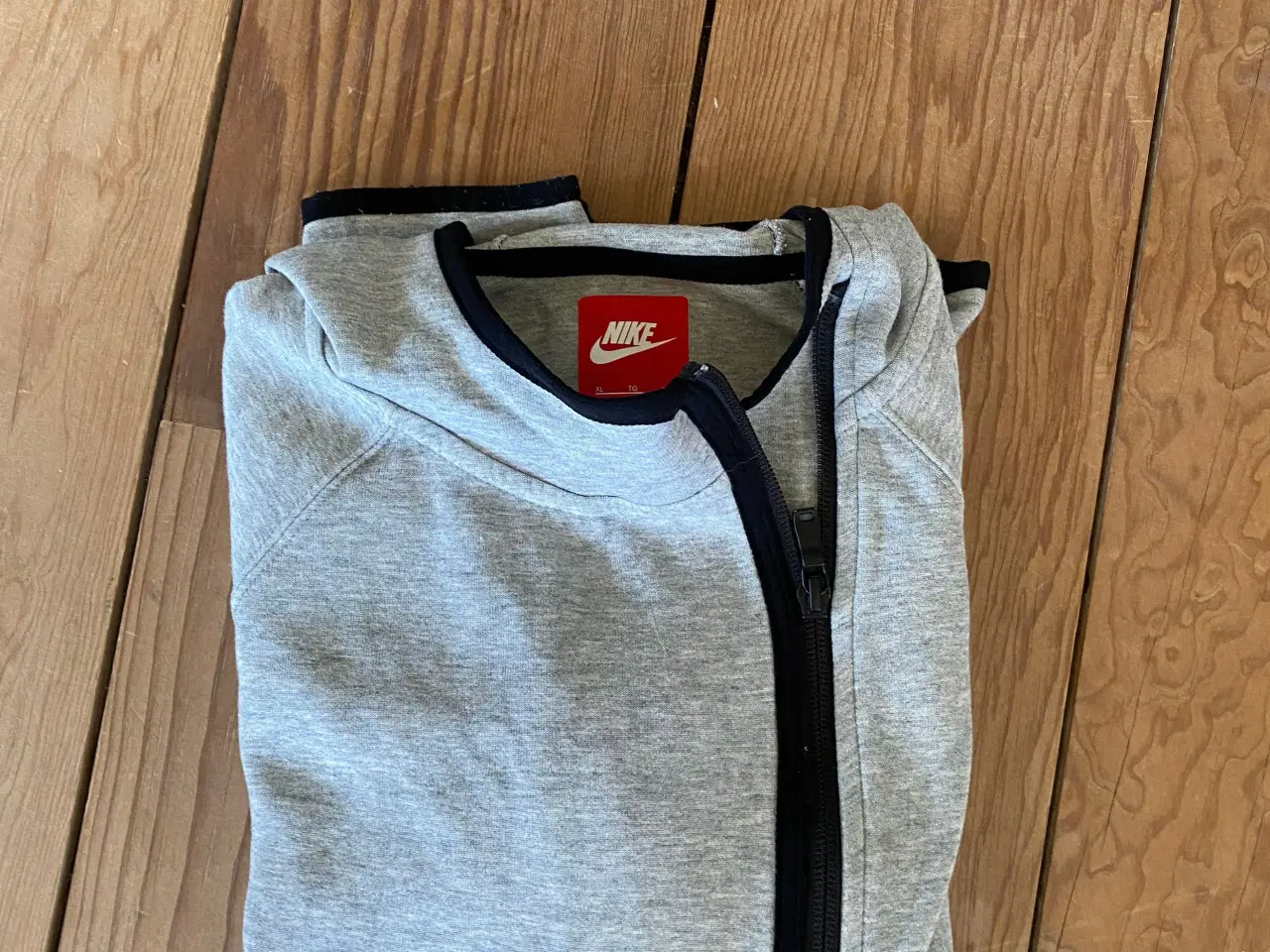 Billede 2 - Nike jakke med hætte str 13-15 år ubrugt