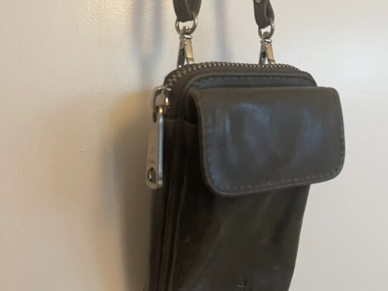 Billede 1 - Adax clutch/lille taske grå skind med lynlås