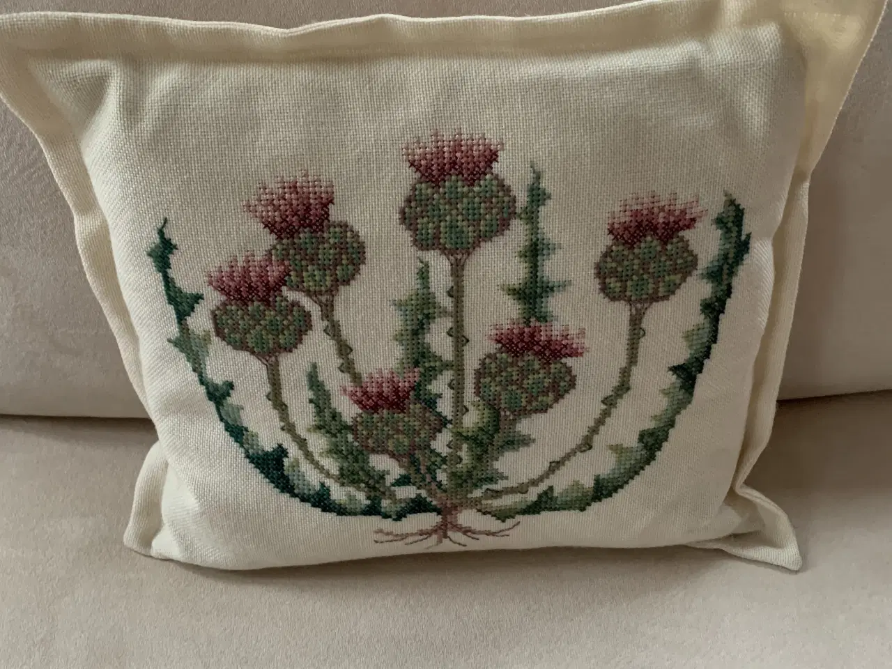 Billede 16 - Broderede vintagesofapuder i fin stand