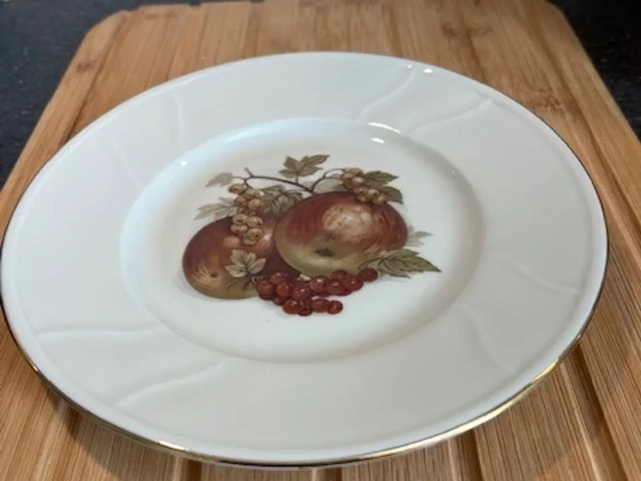 Billede 2 - 6 smukke vintagetallerkener -frugtmotiver+guldkant
