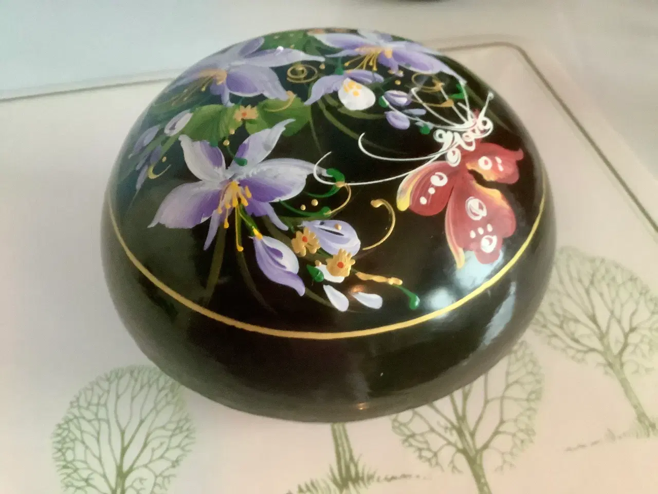 Billede 4 - Smukt håndmalet lakskrin med blomster.