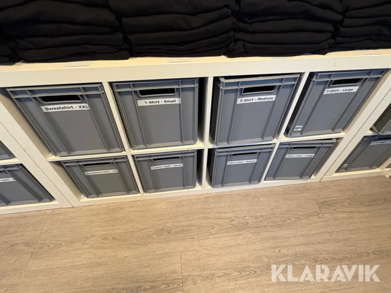 Billede 4 - 3 reoler med 24 kasser