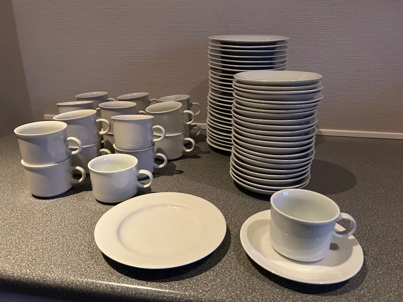 Billede 1 - Hvidt stel. Kopper, underkopper og kagetallerkener