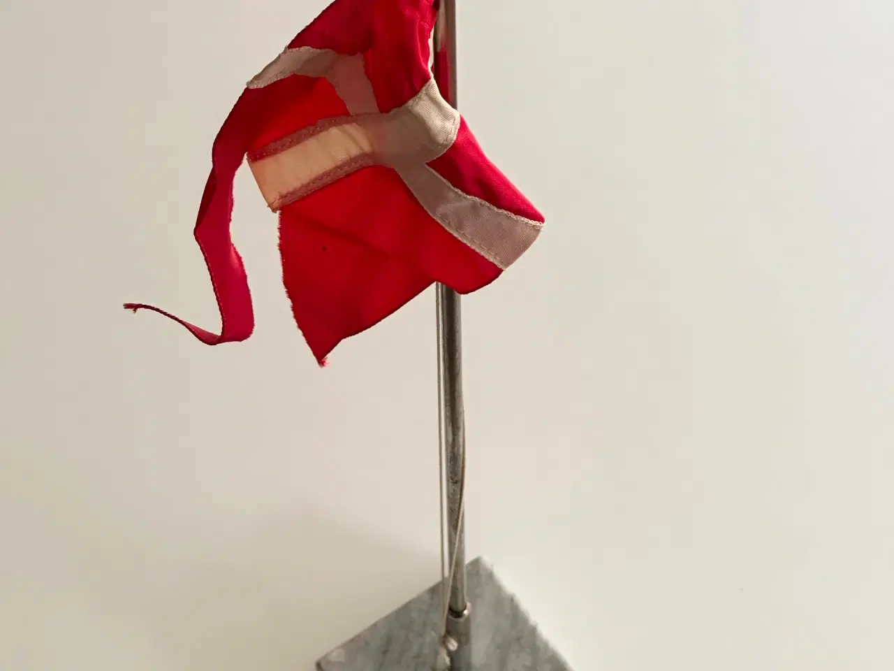 Billede 5 - Bordflag, grå base