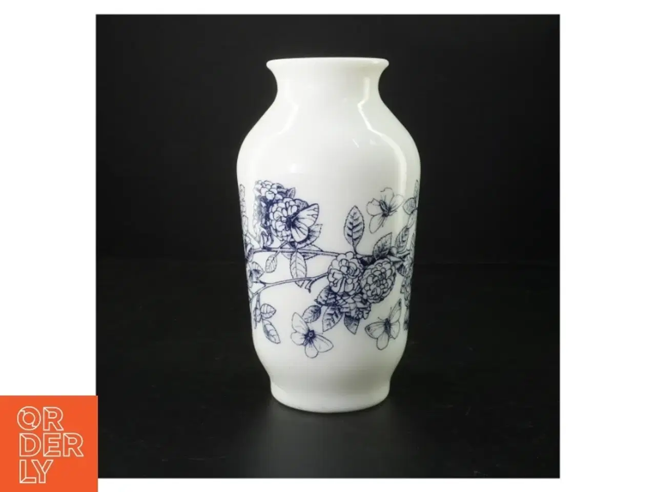 Billede 1 - Vase i presset Opaline Mælkeglas med blåt blomstermotiv (str. 22 cm)