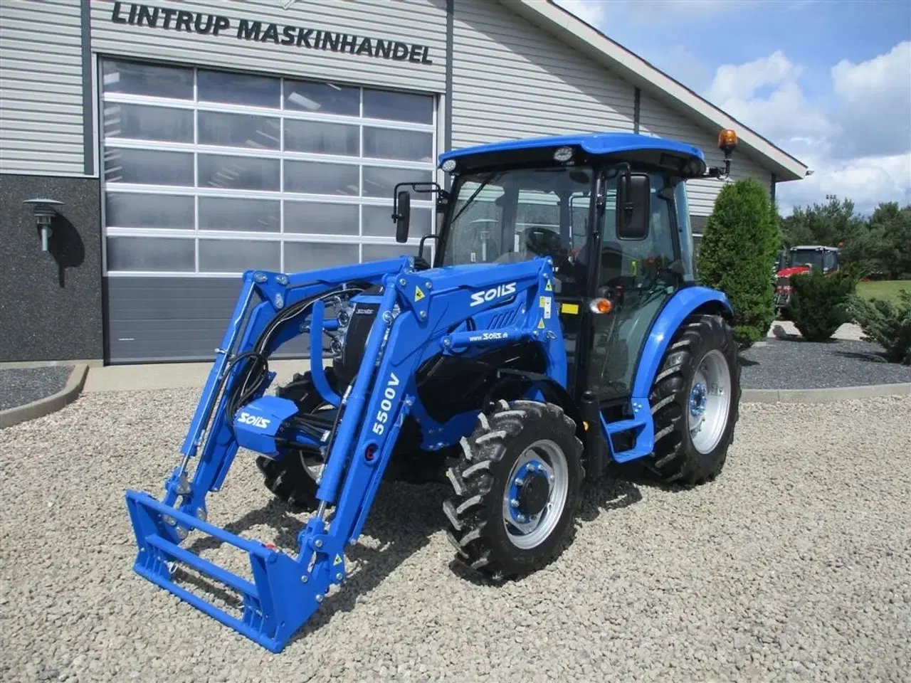 Billede 2 - Solis 50 Fabriksny traktor med 2 års garanti, lukket kabine med klima anlæg, og fuldhydraulisk frontlæsser på