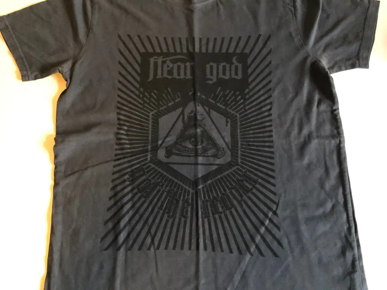 Billede 1 - Sort T-shirt med trekants-logo