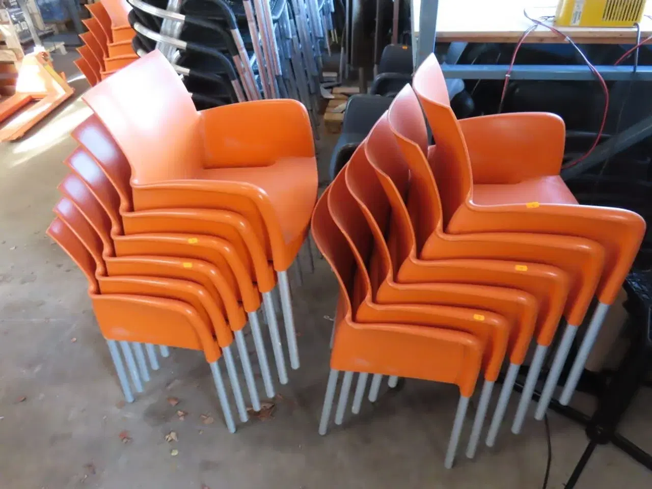 Billede 1 - 12 stk stabelbare udendørs stole, Orange