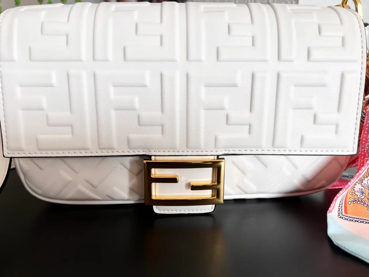 Billede 11 - Flot hvid baguette taske.