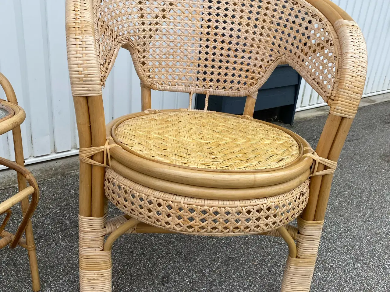Billede 5 - Flot kurvesæt med 2 stole og et bord/bladholder