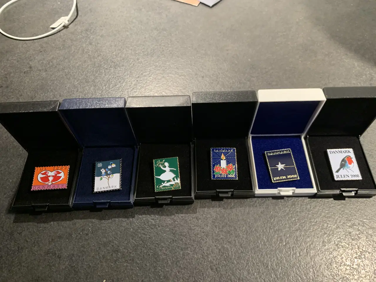 Billede 1 - Julemærkepins i æsker 2003-2008