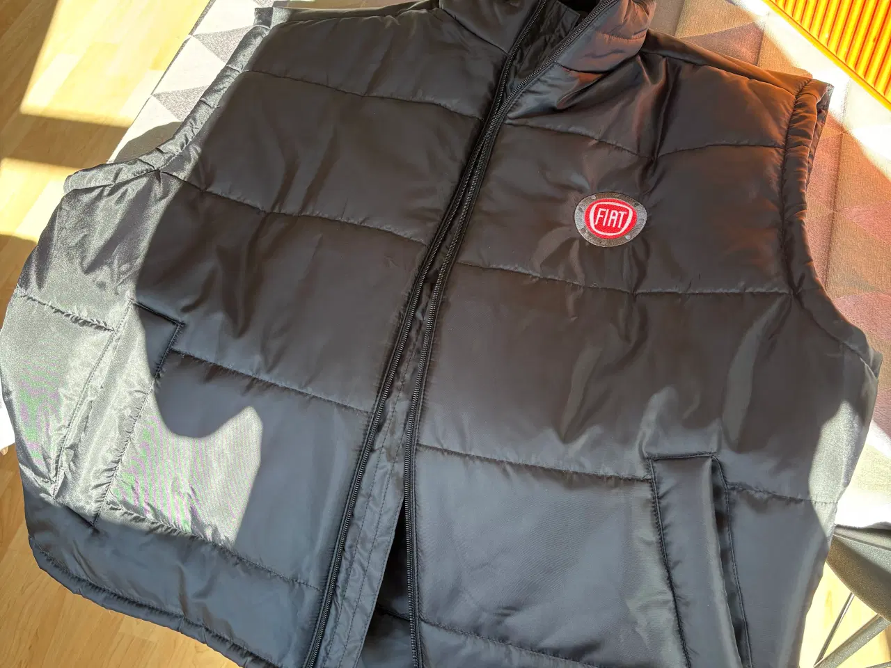 Billede 3 - Herre vest med Fiat logo på. xxxl