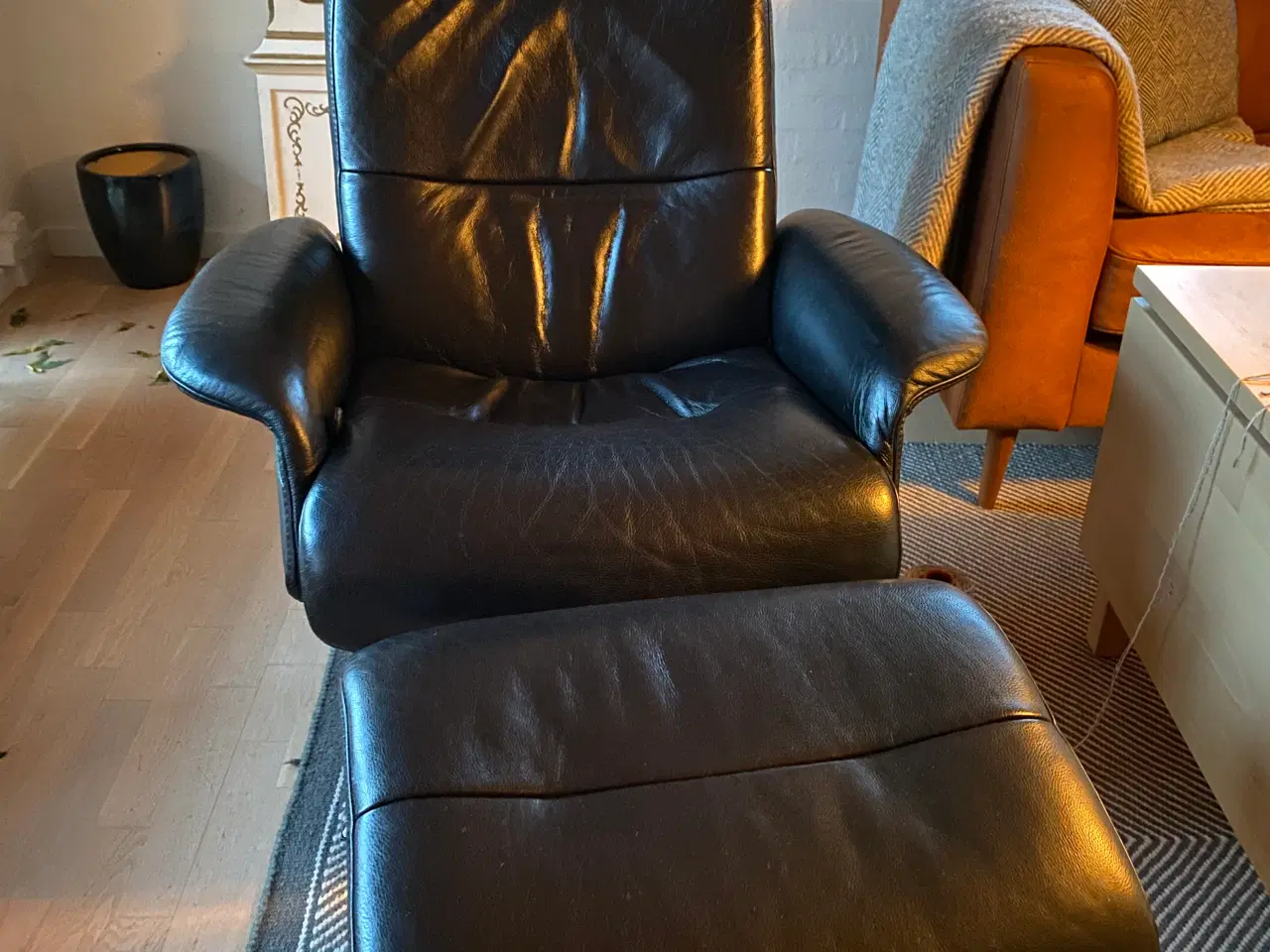 Billede 3 - Lænestol med fodskammel og indstilleligt ryglæn. 