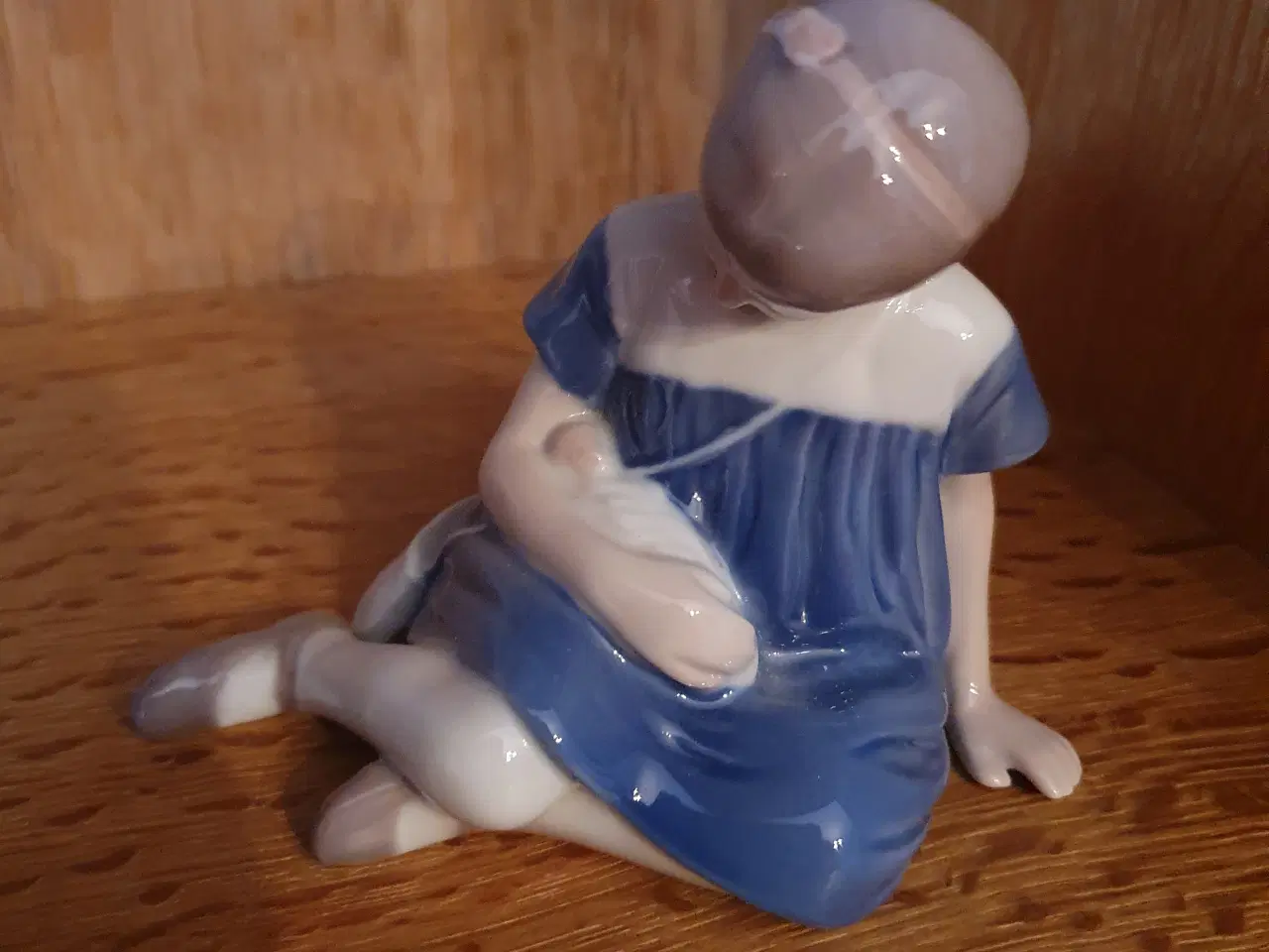 Billede 1 - Pige med Dukke fra Bing & Grøndahl