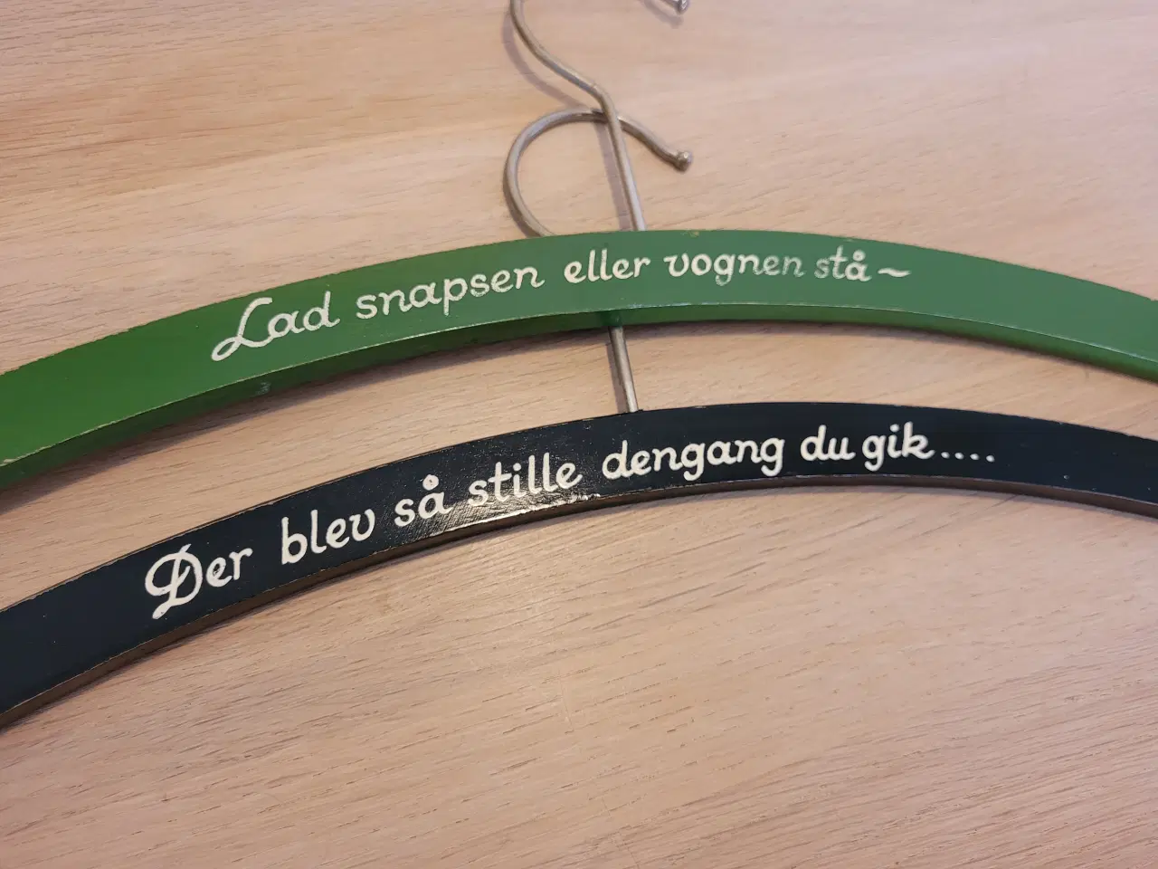 Billede 2 - Gamle bøjler med sjov påmalet tekst 2 stk.