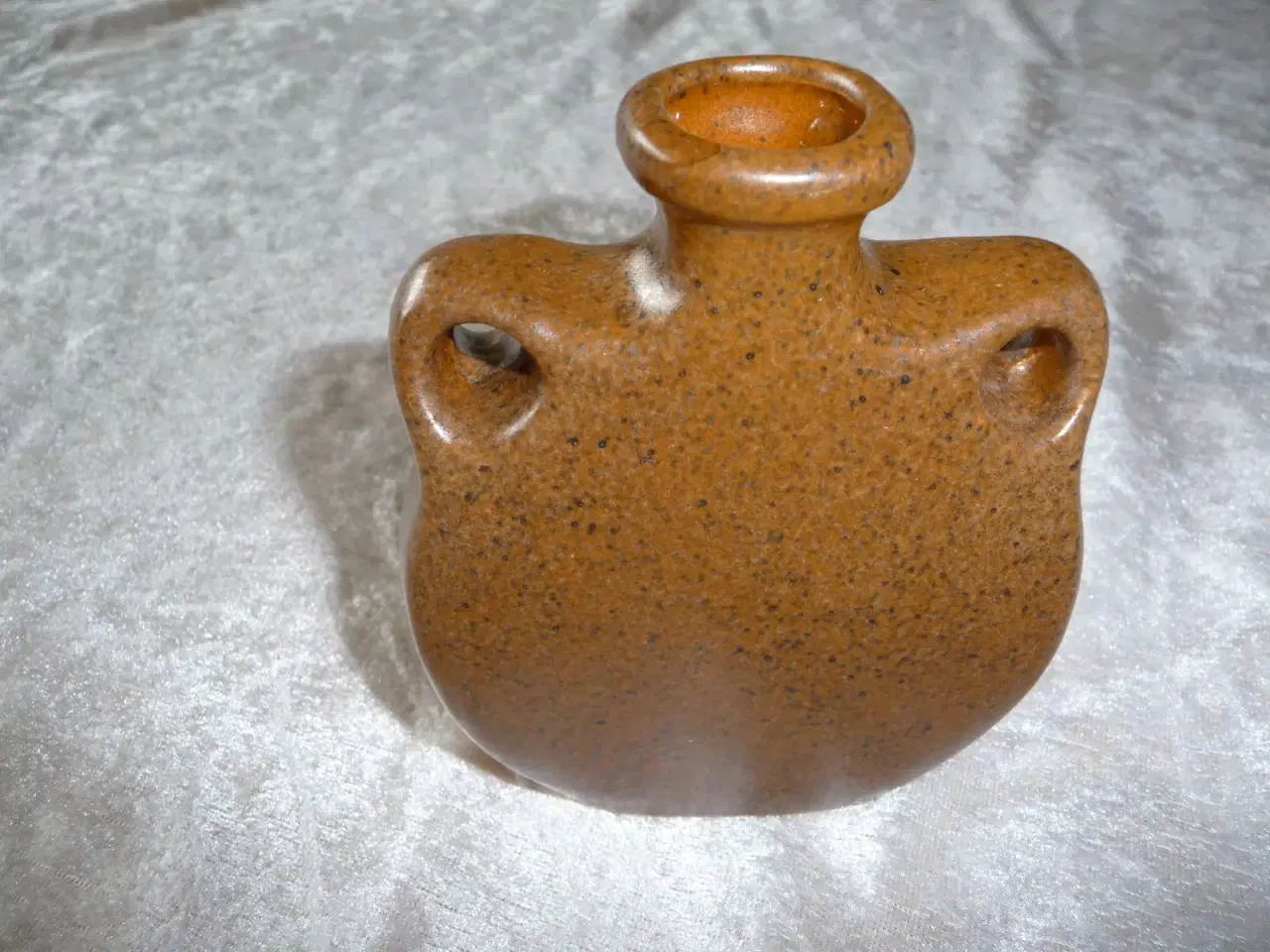 Billede 2 - lille brun vase med indgravering