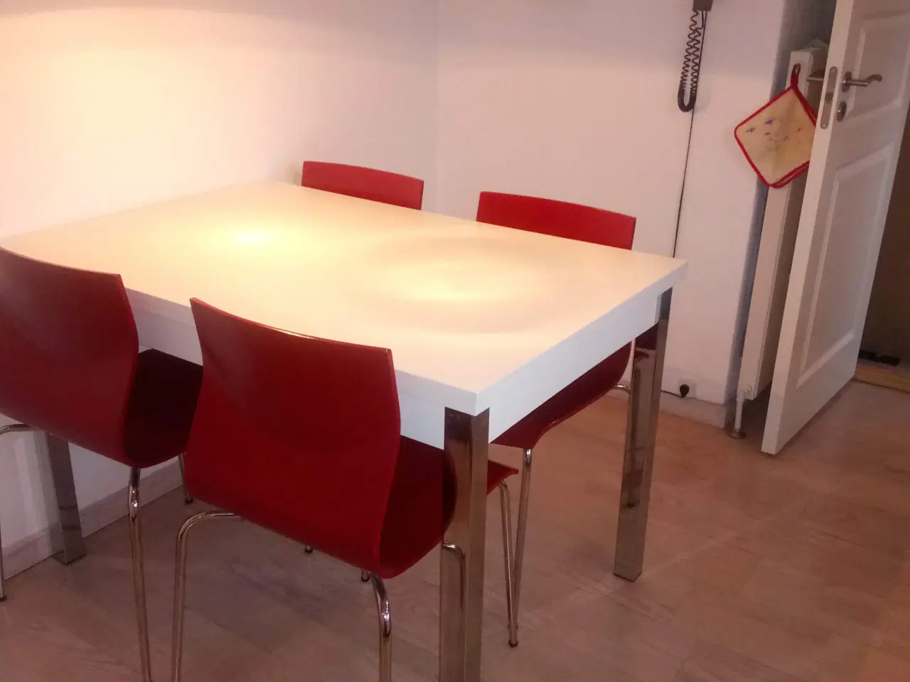 Billede 5 - Køkkenbord i hvid melamin & 4 skalstole