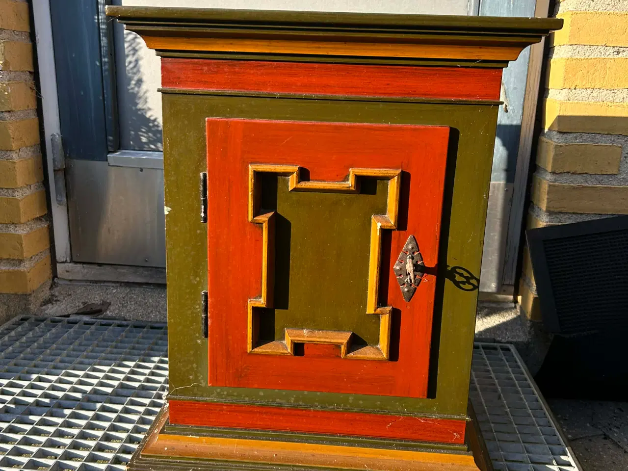 Billede 1 - Gammelt tobaksskab med hemmeligt rum