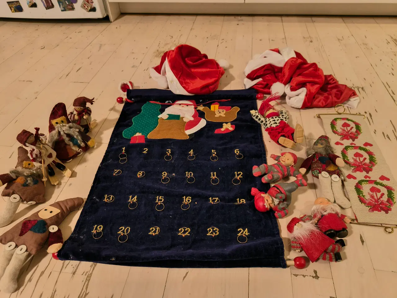 Billede 1 - julepynt, nisser, nissehuer, stofkalender