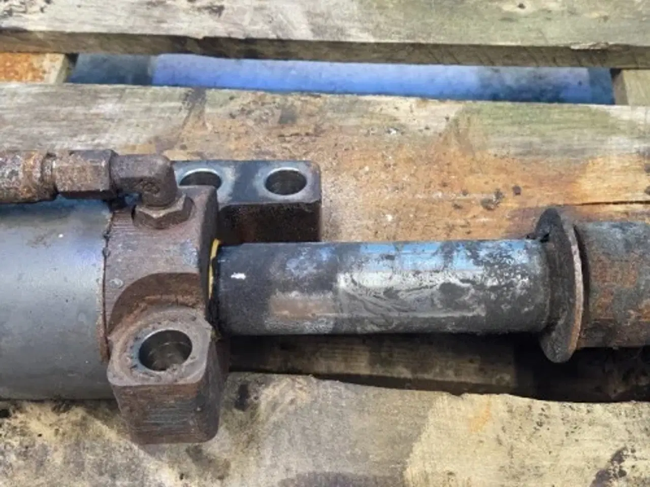 Billede 17 - New Holland LB115B Styrecylinder 85807979