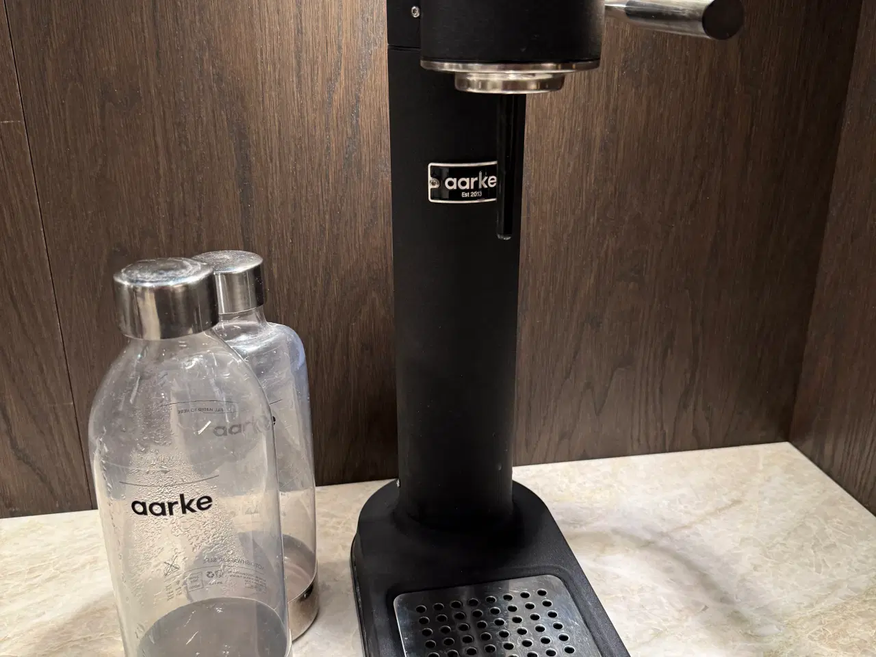 Billede 3 - aarke sodavandsmaskine matsort med 2 flasker 