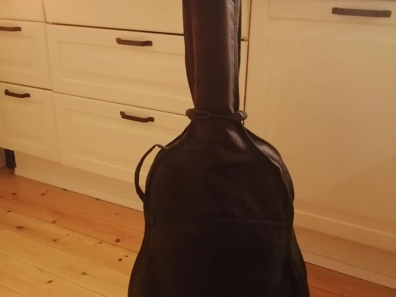 Billede 5 - Gitar med stativ og bære rem