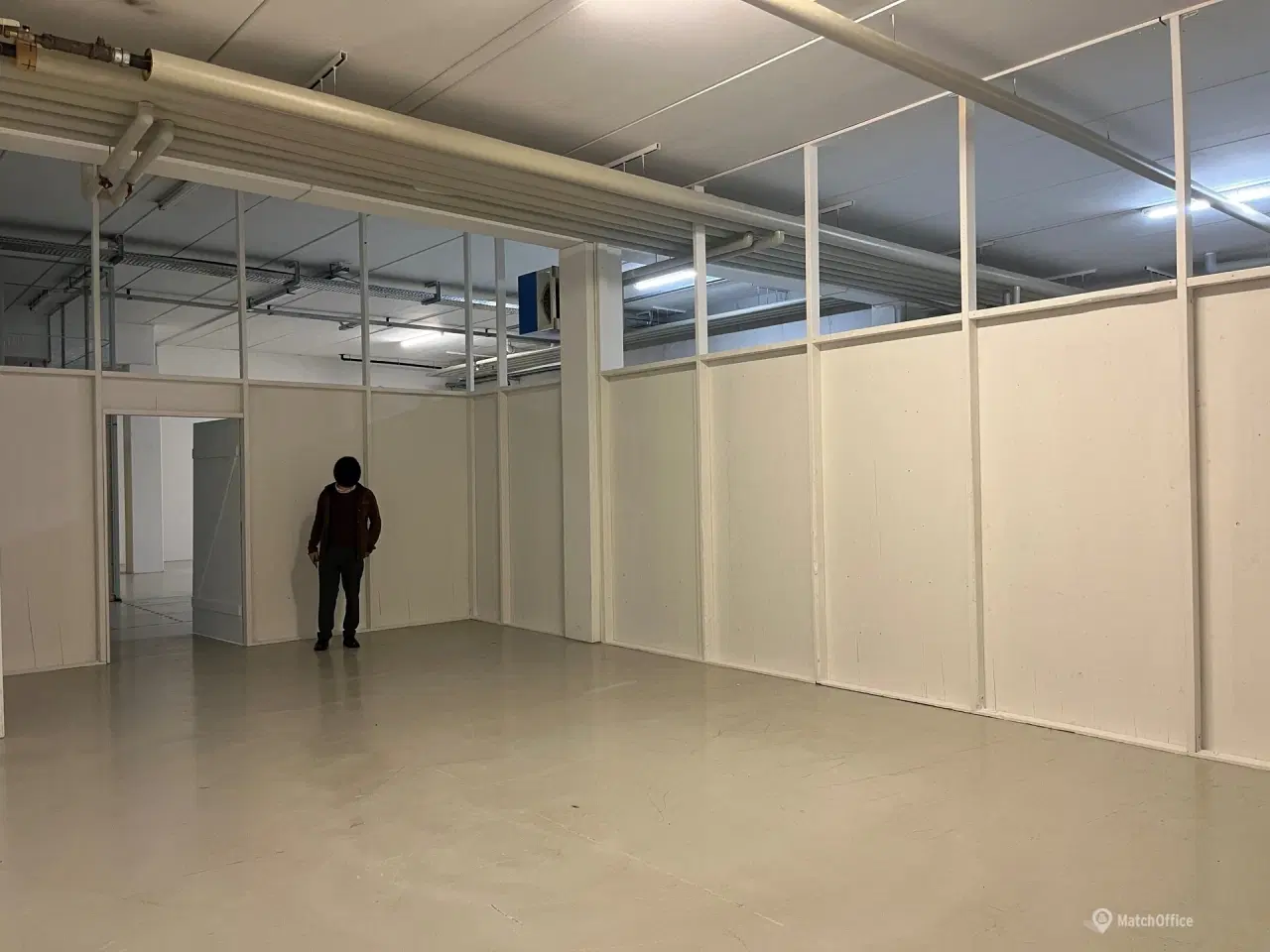 Billede 8 - Højloftet kælderlokale med gode adgangsforhold