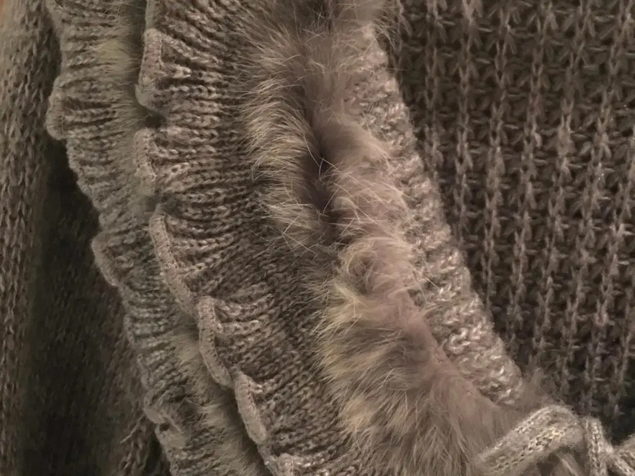Billede 2 - Lang grå cardigan med flot pelskrave