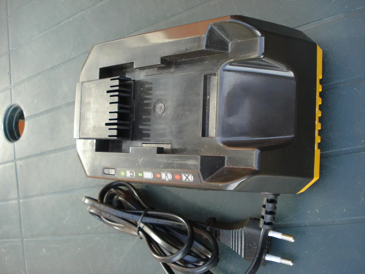 Billede 2 - Stiga li-on batteri Charger 48-volt