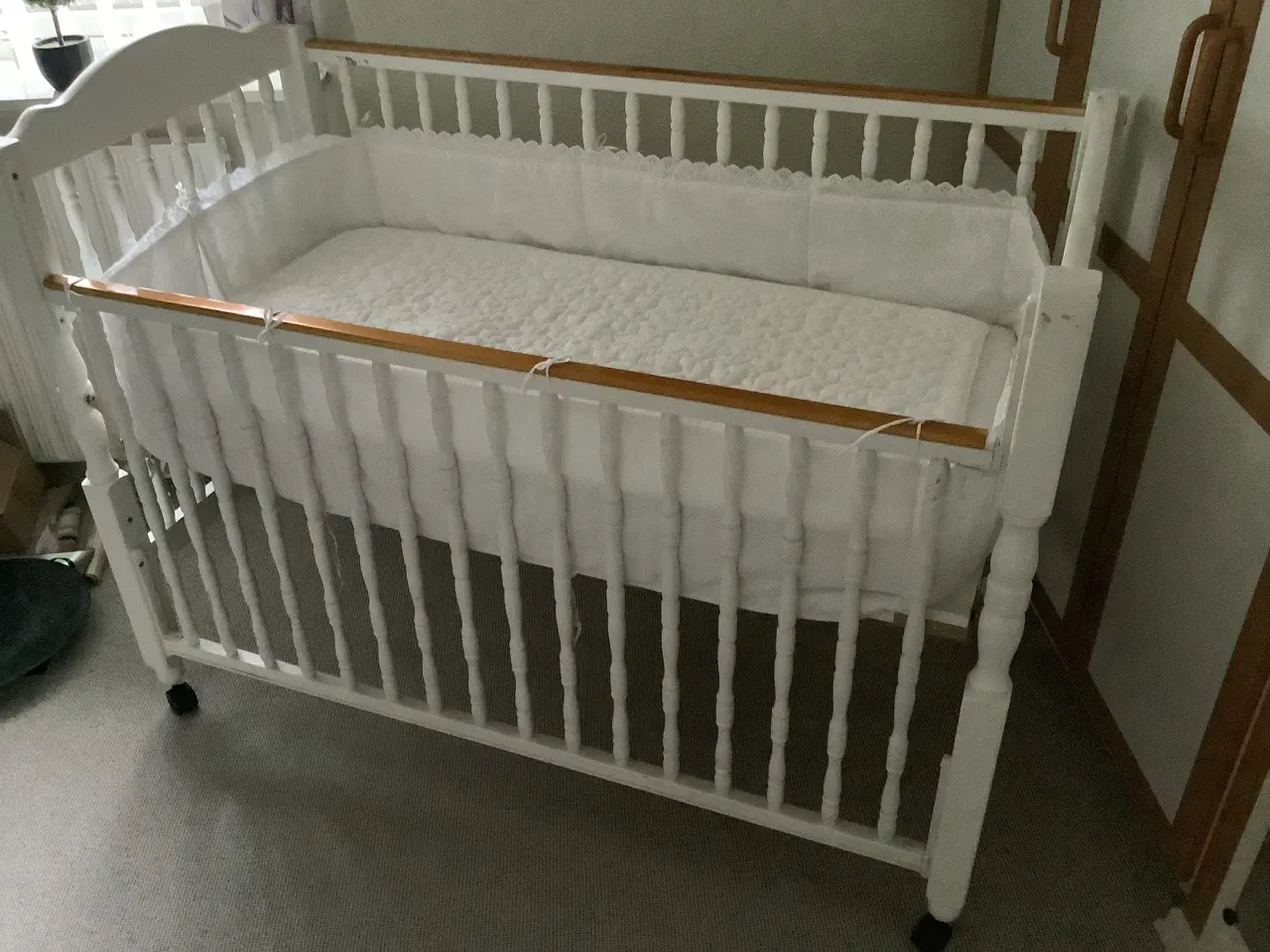 Billede 2 - Barneseng hvid m. Hæve bund