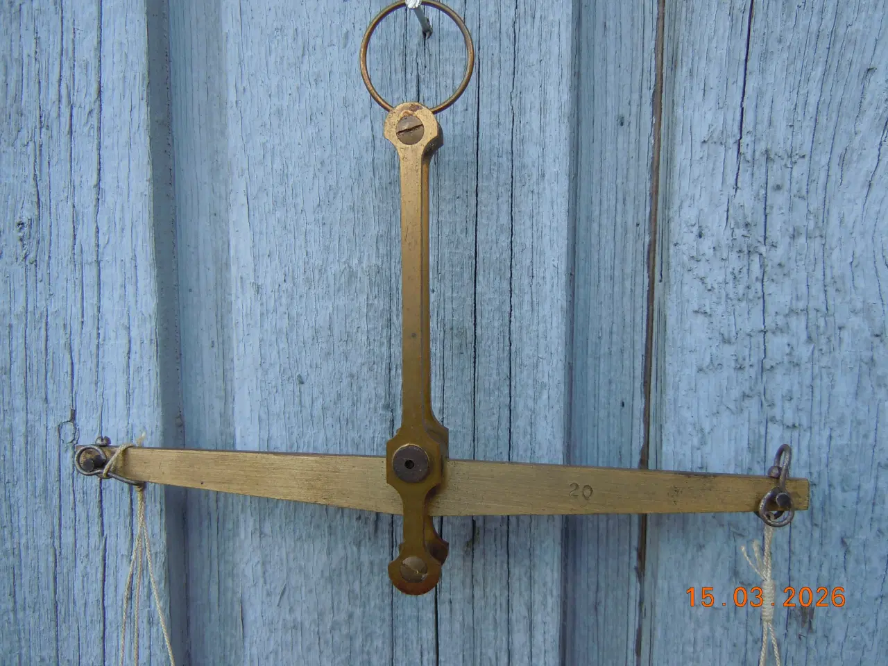 Billede 3 - Pæn balancevægt af messing med hornskåle.