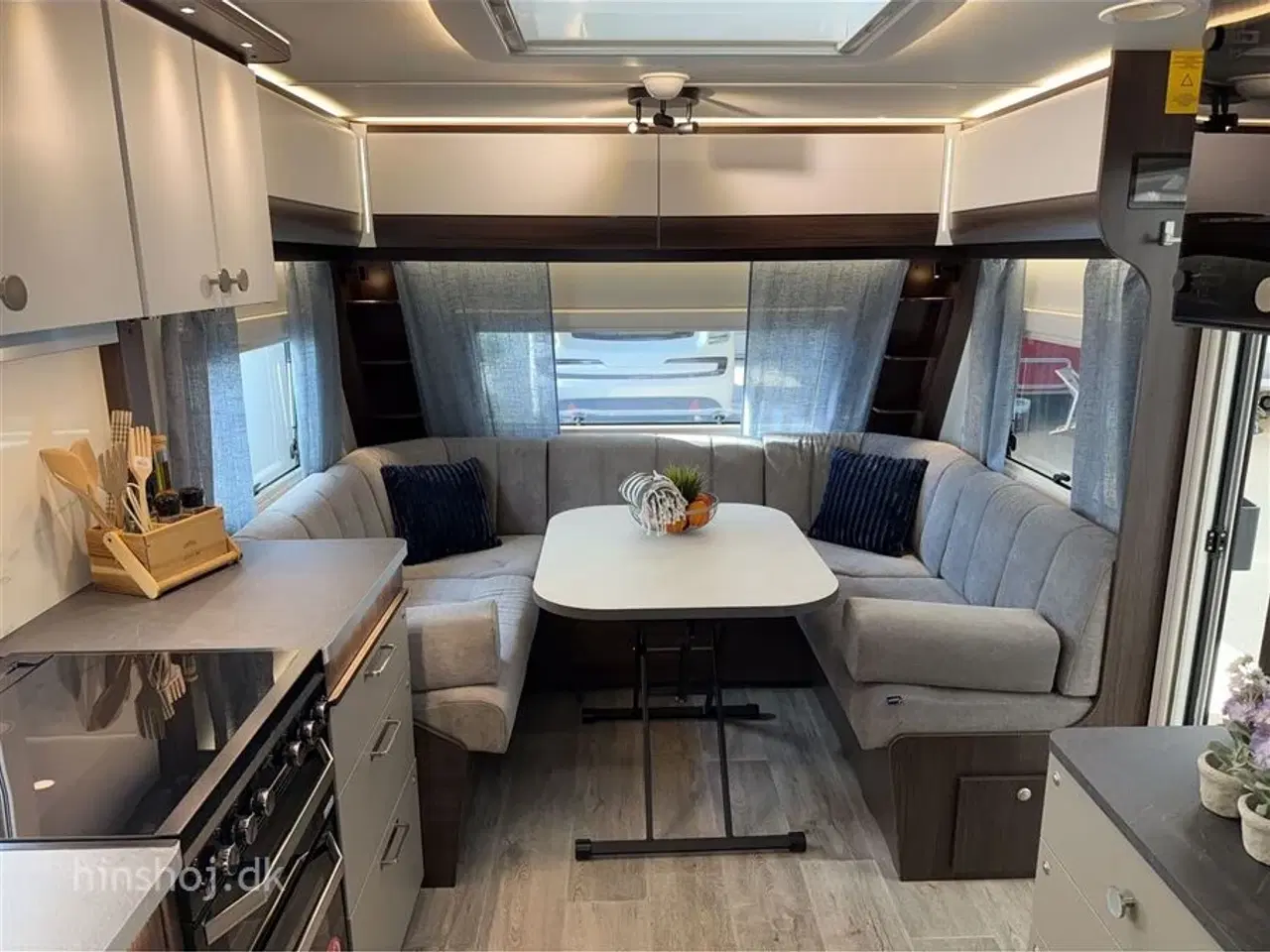 Billede 16 - 2026 - Polar Blueline 560 FD   Polar Blueline med fransk dobbeltseng og rundsiddegruppe fra Hinshøj Caravan