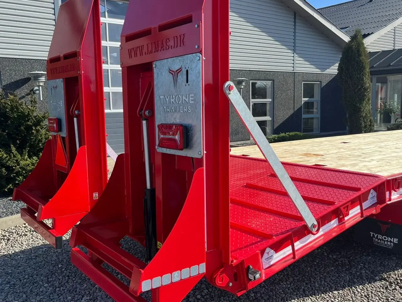 Billede 16 - Tyrone 27TLL LANG MODEL med Affjedret træk og affjedret aksler. Med hydrauliske ramper og værktøjskasse