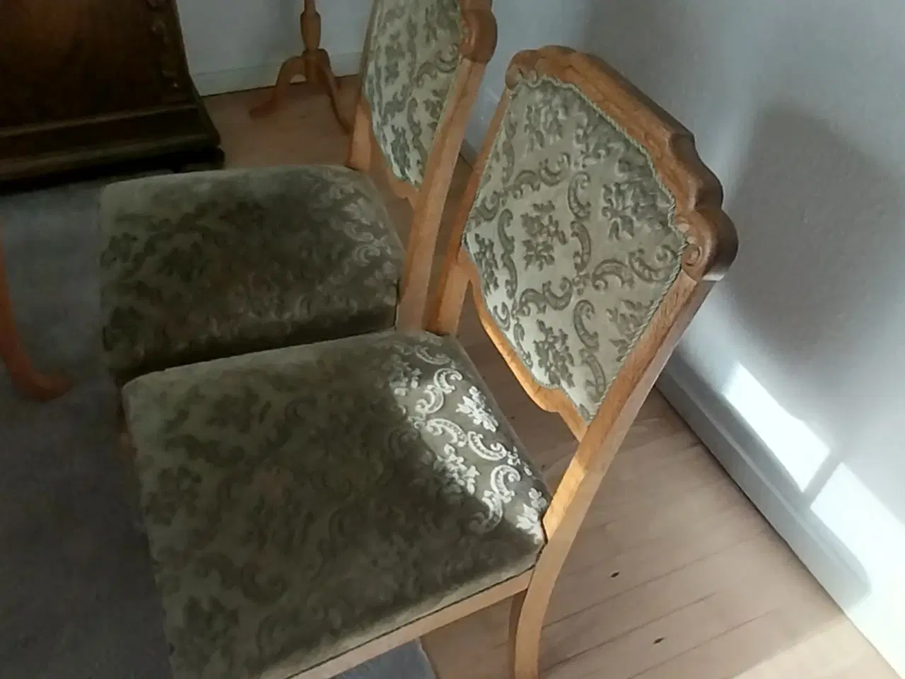 Billede 4 - Spisebord med 4 stole