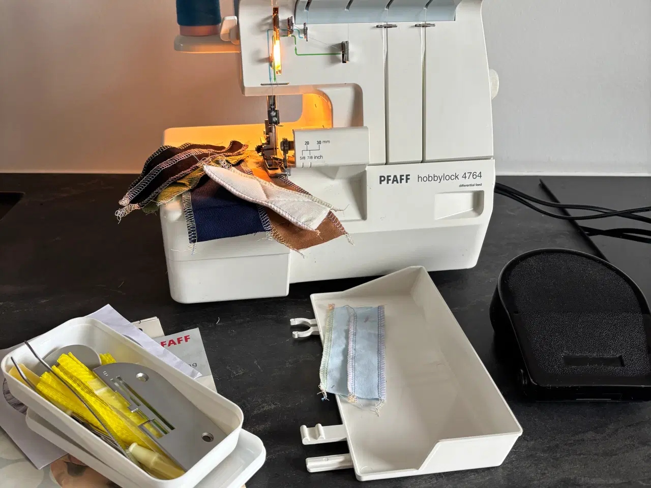 Billede 1 -  Pfaff  hobbylock  4764 overlocker 