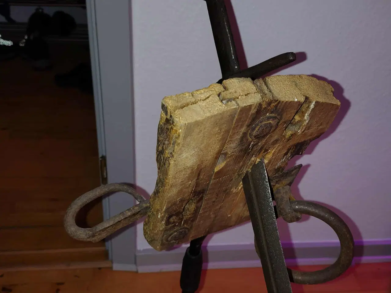 Billede 2 - Sværd monteret i dør