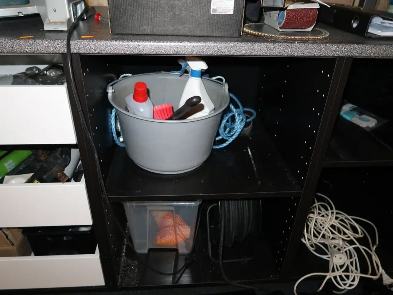 Billede 5 - Arbejdsbord med skuffer med indhold (maskiner medfølger ikke)