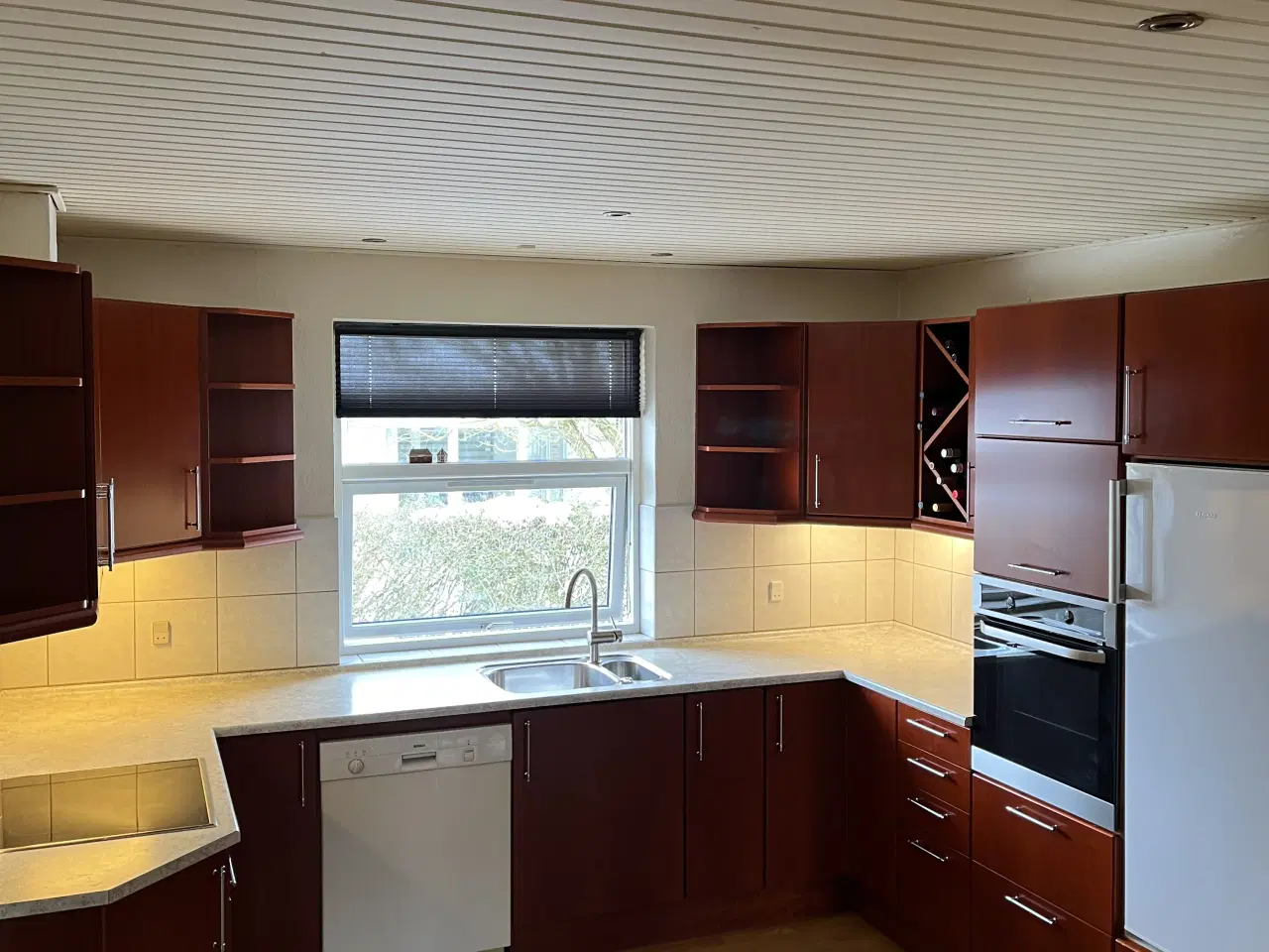 Billede 1 - Kirsebærkøkken - du skal selv nedtage køkken