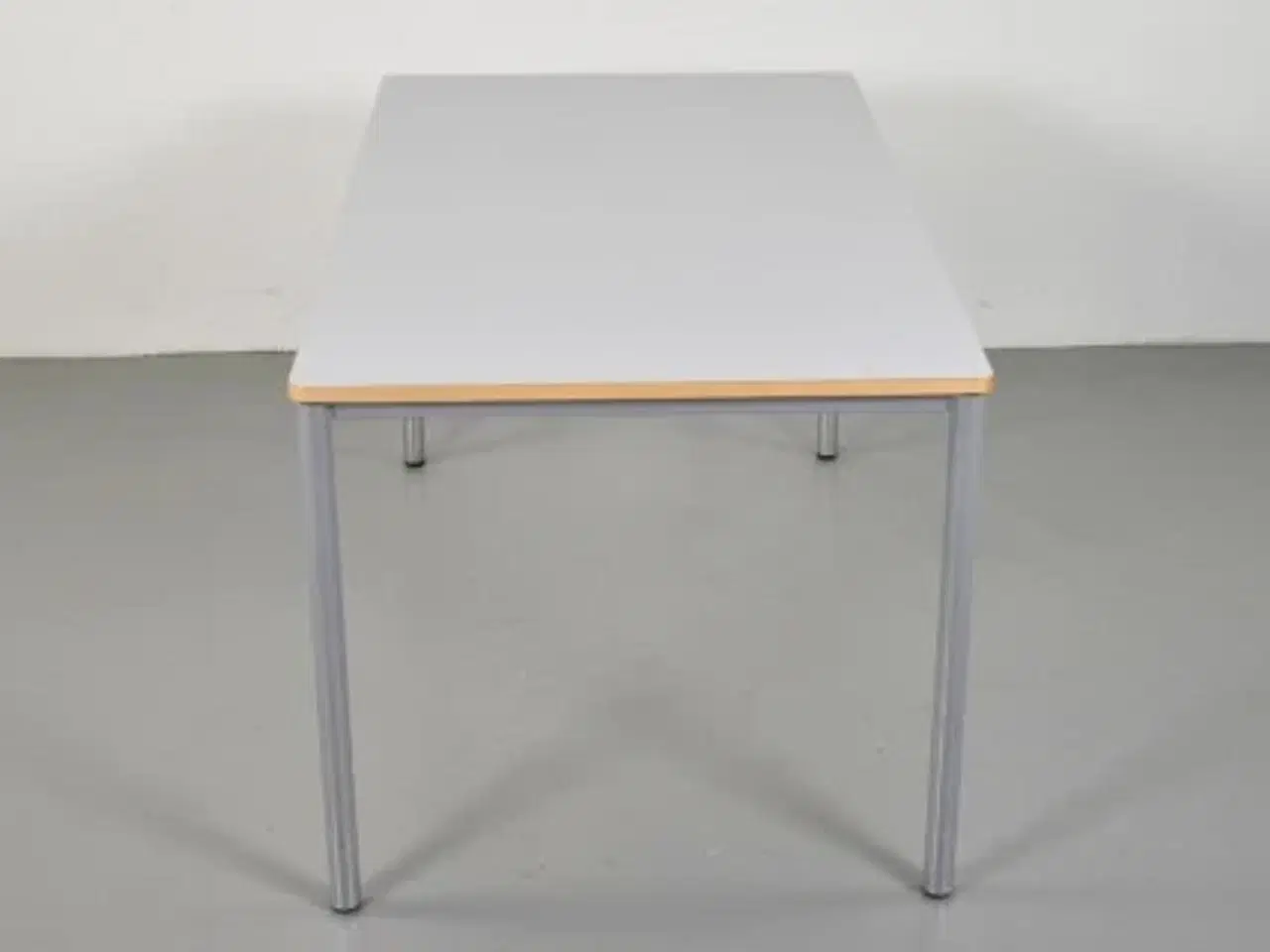 Billede 2 - Kantine-/mødebord med grå plade og alufarvet stel